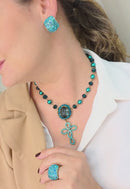 Colar Nanda: Religioso de Crucifixo com Pedras Azuis no Ouro Velho | Presente Inesquecível