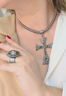 Colar de Cruz Janaína com Cordão e Pedras Grafite - Luxo Religioso Clássico