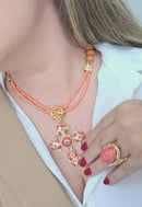 Colar de crucifixo Raquel com pedras em tons laranja e coral banhado no dourado
