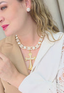 Maxi Colar Anunciação: Religioso de Crucifixo com Pérolas e Cristais no Dourado | Acessório de Luxo