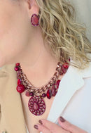 Maxi Colar Monique: Com Mix de Pingentes e Pedras Vermelhas no Vintage | Destaque no seu Look