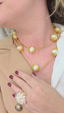 Colar Sulamita Gold de perolas com detalhes e venezianas douradas