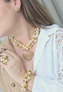 Colar Olinda com perolas, miçangas e pingente de coração dourado