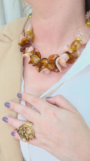 Colar Fiorin com mix de resinas e detalhes em dourado
