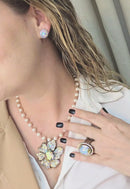 Colar Janete de pérolas com maxi pingente de flor boreal banhado no vintage