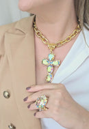 Colar Ester boreal com crucifixo de pedras furta cor banhado no dourado