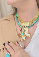 Colar Hortênsia com pedras azul turquesa pingente de flor e venezianas douradas