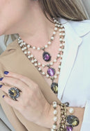 Colar Wanda de perolas com pedras roxa, rosa e verde banhado no ouro velho