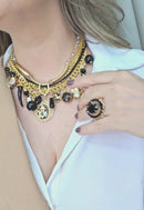 Maxi colar Kenza com mix de pingentes, pedras pretas e animal print e correntes douradas e preta