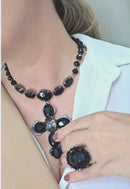 Colar Elegância Eterna com pingente de crucifixo de pedras pretas