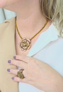 Colar Tatiana: Com Pingente de Flor e Cristais Aurum no Vintage | Look Romântico