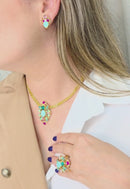 Colar Glaura: Com Pingente Oval de Pedras Coloridas e Venezianas no Dourado | Look de Festa