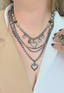 Colar Renata: Moderno com Mix de Correntes e Pingentes de Coração Banhado no Grafite | Peça Exclusiva