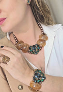 Colar Sublime com resinas marrons e pedras verde esmeralda banhado no ouro velho