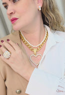 Colar Catarina: Glamour de Pérolas com Elos e Coração de Cristal no Dourado | Peça Exclusiva