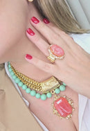 Maxi colar Valquíria com bolas verde menta e pingente dourado com pedra coral e venezianas douradas