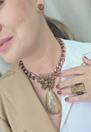 Colar Valência com pingente de borboleta e gota marrom com strass smoked banhado no vintage