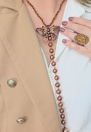 Colar Provença: Estilo Gravatinha com Pérolas e Borboleta Esmaltada no Vintage | Look By Sahara Acessórios
