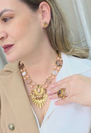 Maxi Colar Vicentina: Moda Festa com Pingente de Pedras Peach e Marrom no Dourado | Design By Sahara