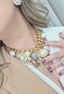 Maxi colar Reinado com mix de pingentes, crucifixo perolas e pedras black diamond banhado no dourado