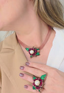 Colar Iracema: Romântico de Malha Vintage e Pingente de Flor Vermelha, Folhas Verdes e Pérola | Casual Chic para o Dia a