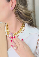Colar Marluce: Luxuoso de Pérolas com Pingente Oval Rosa no Dourado | Look de Noite Inesquecível