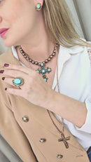 Colar Radiância com mix de pingente de cruz perolas cobreadas e strass em tons de azuis