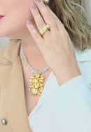 Colar Dália com cristais leitosos e flores  gold com miolo de pérola no banho dourado