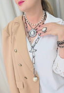 Maxi Colar Alexandrina: Statement com Elos Grafite e Pérolas com Crucifixo no Grafite | Acessório de Luxo