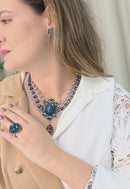 Maxi Colar Emporium Blue: Clássico com Pingente Azul e Correntes no Prata | Design By Sahara Acessórios