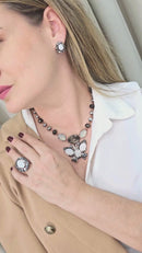 Colar Naomi de borboleta de pedras brancas e hematite banhado no banho vintage