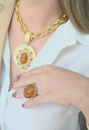 Colar Prestigiosa: Elegante com Maxi Pingente Redondo de Resina Terracota e Elos no Dourado | Estilo Atemporal