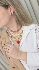 Colar Festa de Gala com mix de pingentes, coração de pedras vermelhas e pérolas banhado no dourado