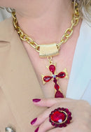 Colar Ester Vermelho com pingente de cruz banhado no dourado