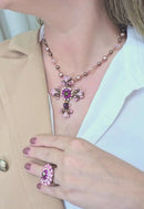 Colar Madeline de crucifixo com pedras rosê