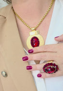 Colar Figueiredo Red de veneziana com pingente oval dourado e pedras vermelhas