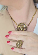 Colar Tatiana com pingente de flor e cristais aurum banhado no vintage