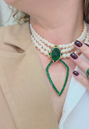 Colar Carmelita estilo choker de perolas com pingente geométrico verde esmeralda banhado no dourado