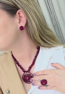 Colar Audaz de cascalhos de resina vermelho e pingente oval vermelho