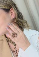Colar Leda ouro velho com maxi cruz com pedras rose e corrente cadeado no banho ouro velho