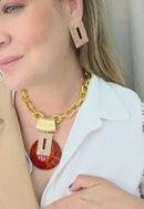 Colar Maria Eugênia: Elegante com Resina Terracota e Pingente Retangular de Strass Pêssego Banhado no Dourado | By Sahar