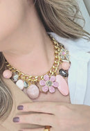 Colar Pétala com pingente de flor e pedras rosa e black diamond banhado no dourado
