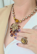 Colar Flor da Alma: Romântico com Flor de Resina, Strass e Pérolas no Vintage | Design By Sahara