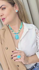 Colar Nina com pedras em tons de azuis e turquesa com detalhes em dourado