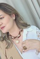 Colar Frida com maxi pérola e corrente veneziana trançada com courinho marrom e perolas