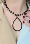 Colar Antonieta Black com pingente de gota e pedras pretas banhado no vintage