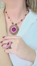 Colar Coliseu de Mandala com pedras rosa e marrom banhado no vintage