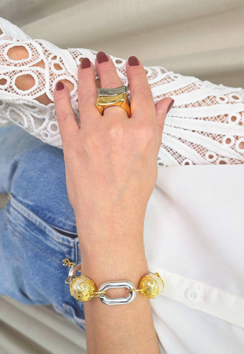 Pulseira Singular clássica de perolas com detalhes em dourado e elos prata