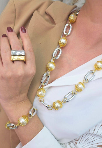 Pulseira Singular clássica de perolas com detalhes em dourado e elos prata