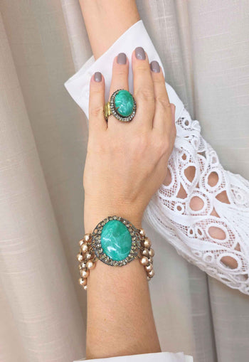 Pulseira Beatriz Pérolas Nude com Pedras Verde Água Ouro Velho | Sahara Acessórios